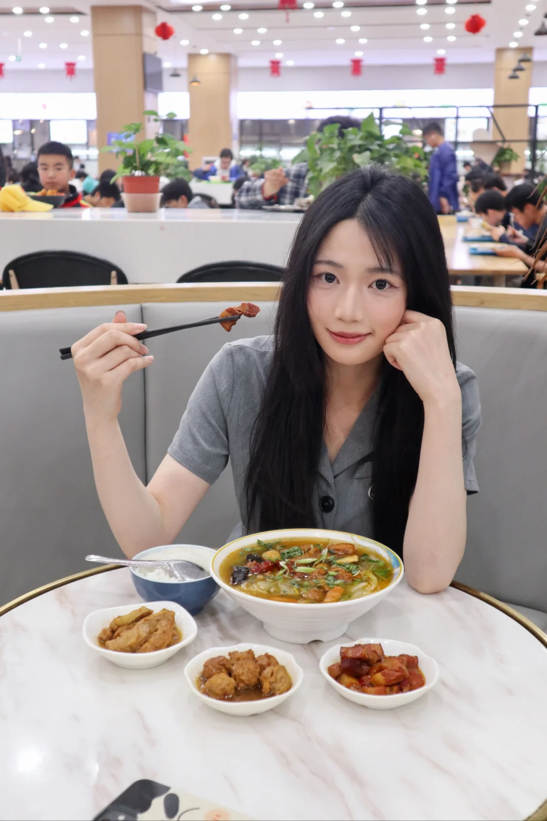 在兰大食堂拍美女