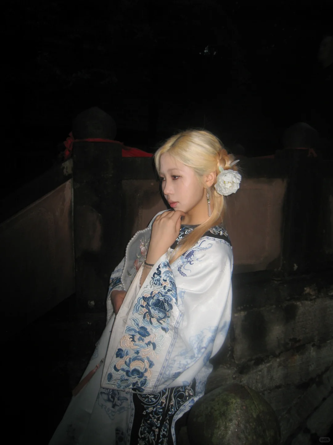 浅发美女在凤凰拍了写真不要发朋友圈！