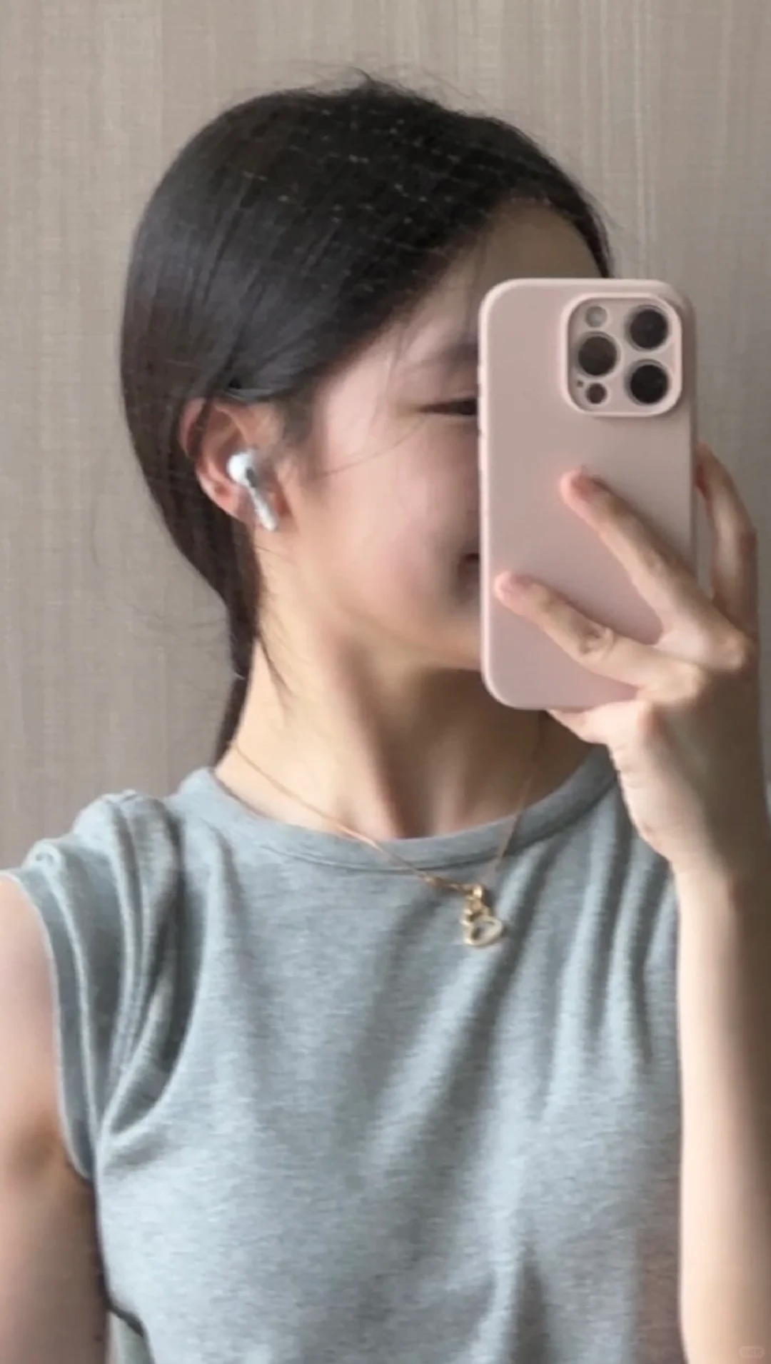 左滑看甜妹手臂