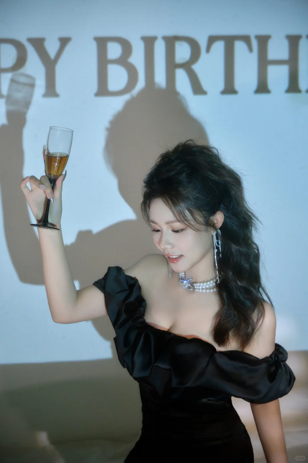 发理财天天违规，只能发美女了