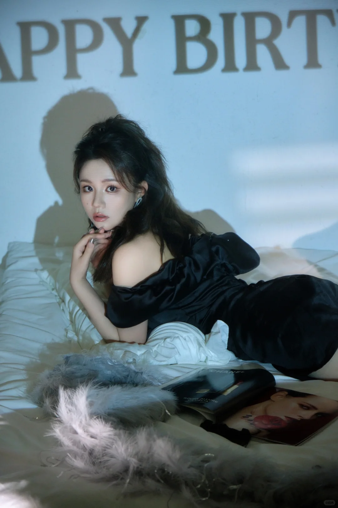 发理财天天违规，只能发美女了