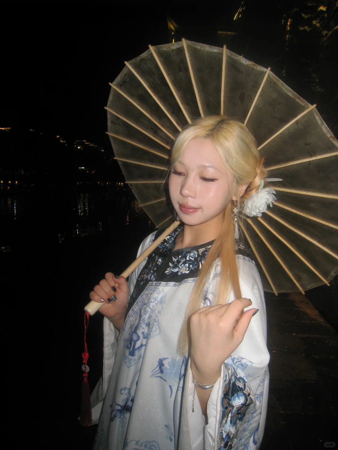 浅发美女在凤凰拍了写真不要发朋友圈！