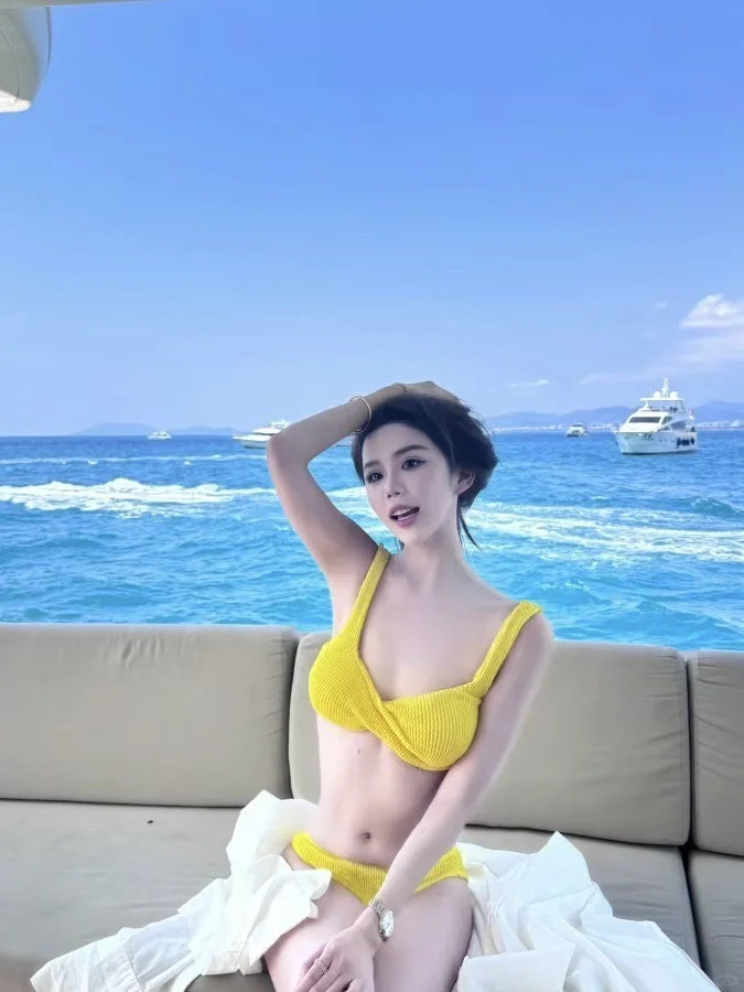 海边泳衣拍照，亮色简直太出片了