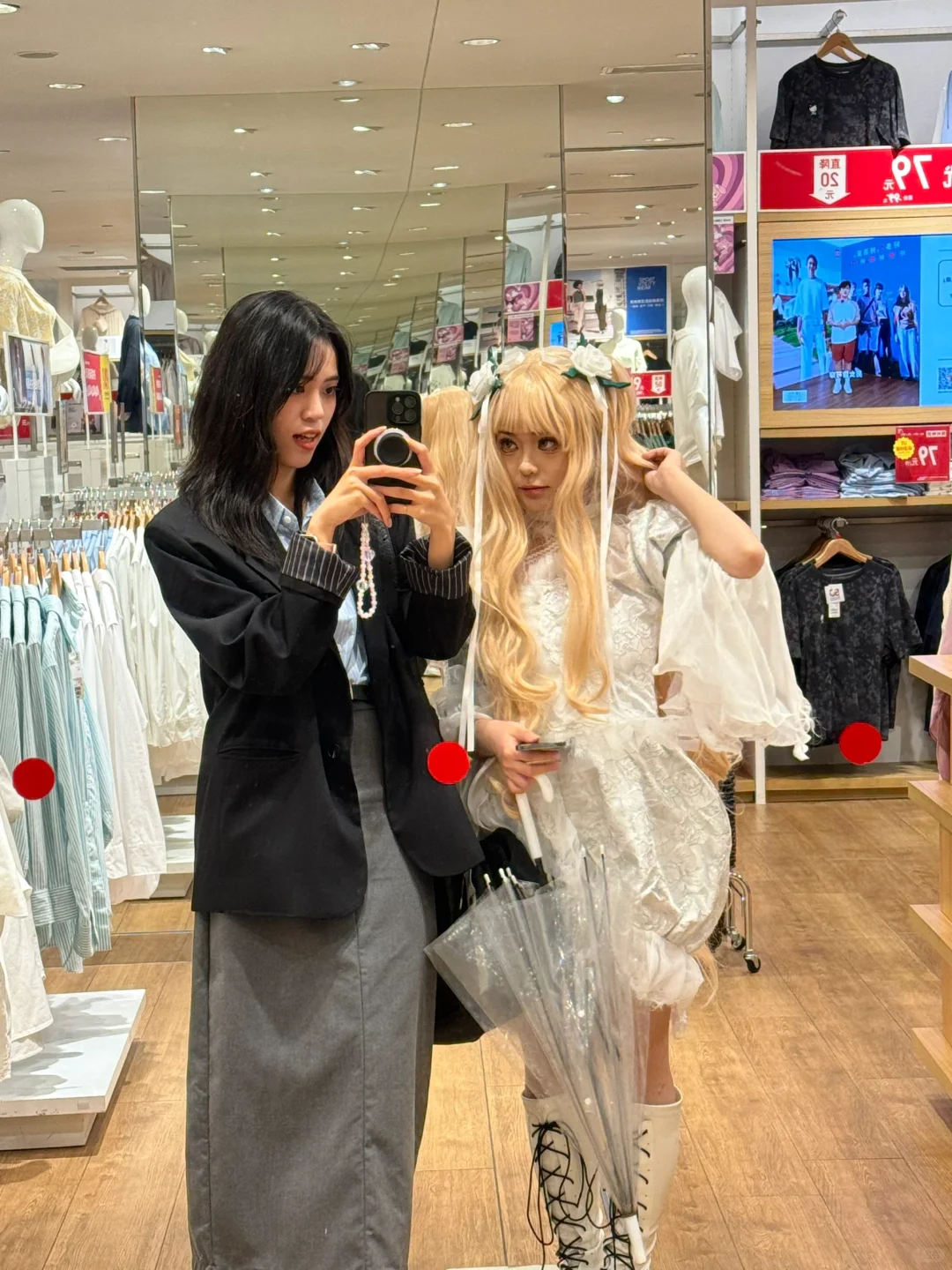 和洋娃娃合影了…