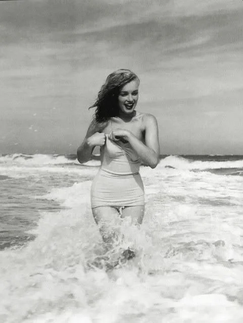 1949，穿着泳衣的玛丽莲梦露