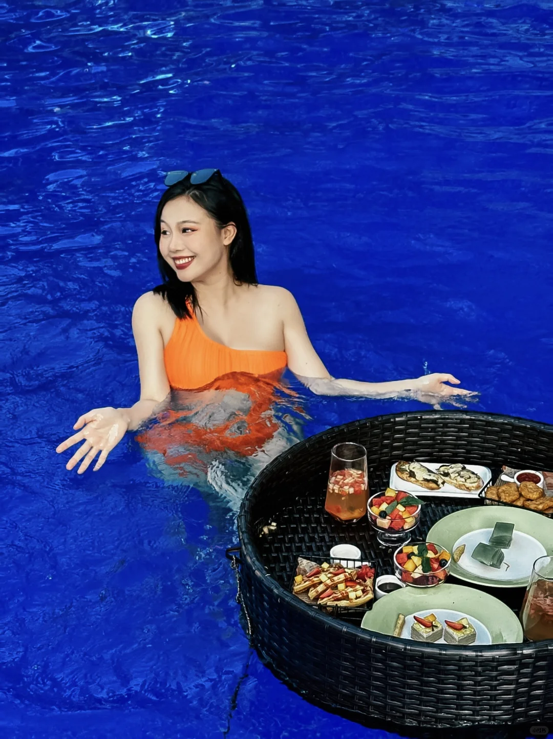 泳池漂浮下午茶怎么拍📷ins辣妹轻松拿捏
