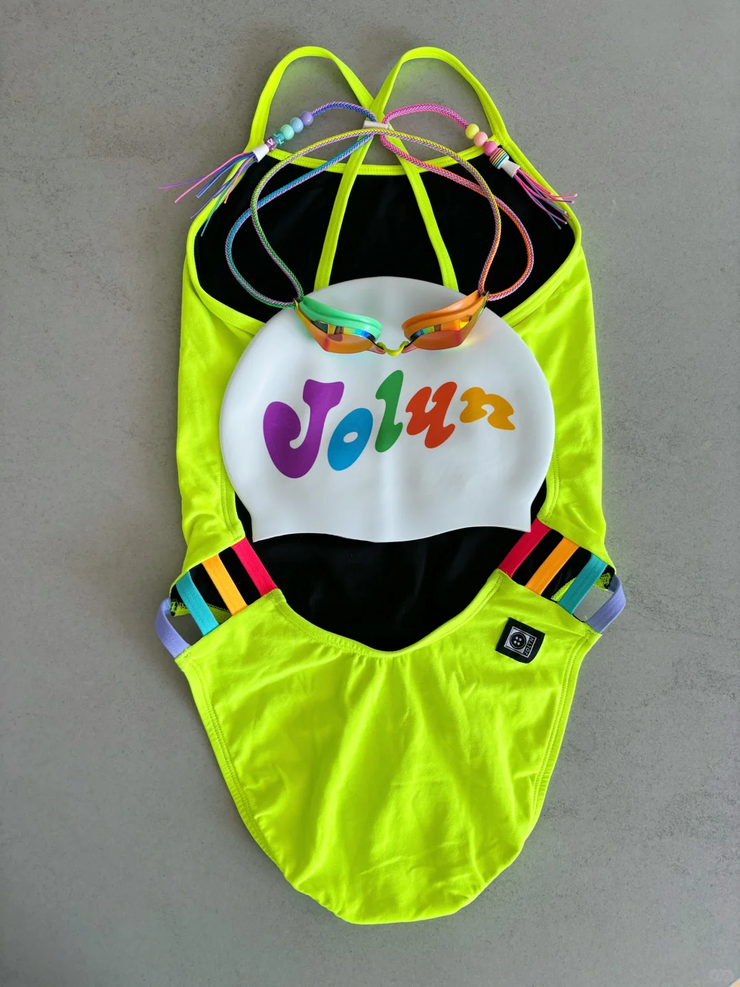 游泳穿搭｜jolyn 荧光黄 宇宙绝版 彩虹彩条