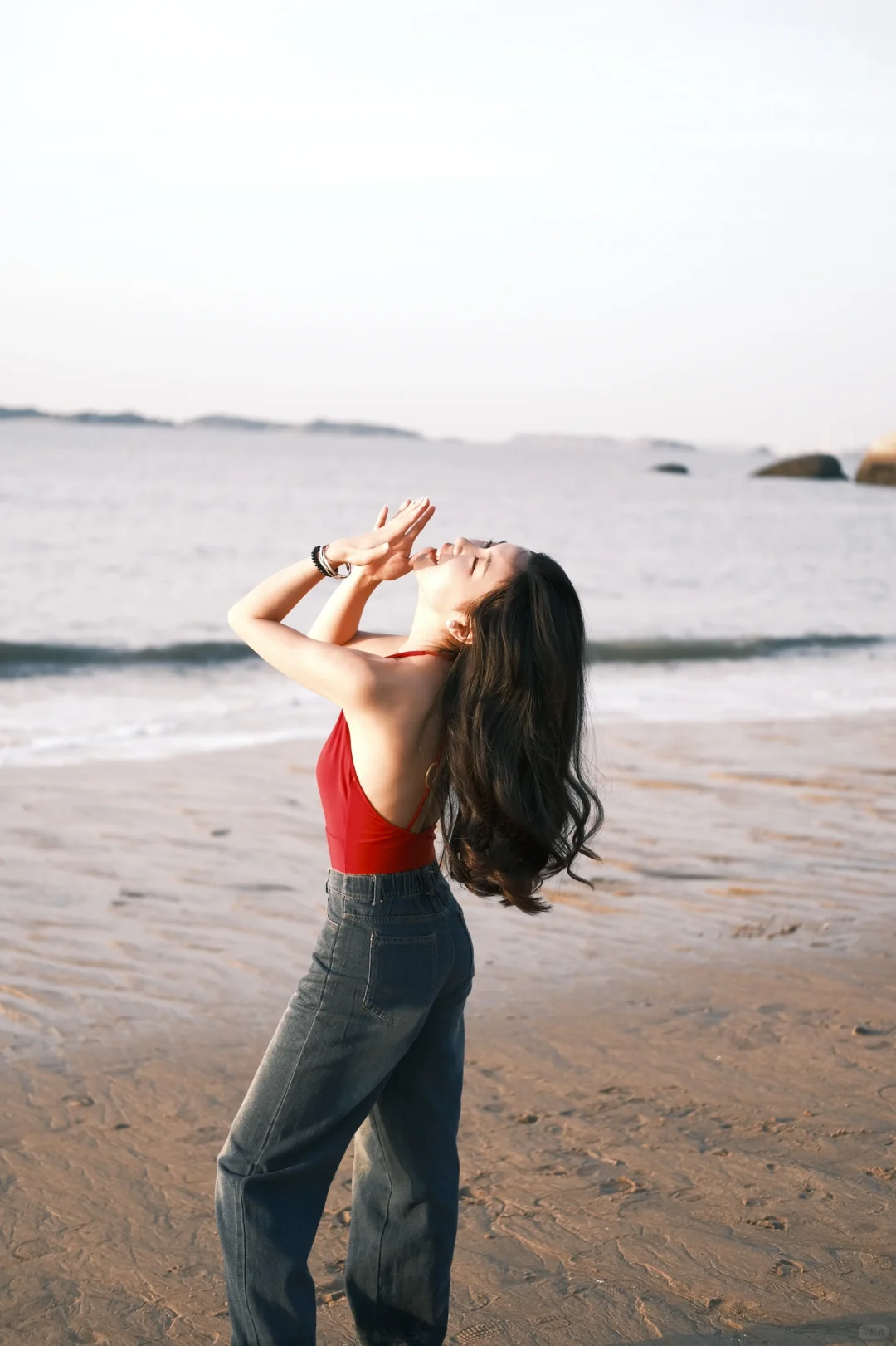 红色泳衣和海边真的绝配🏖️