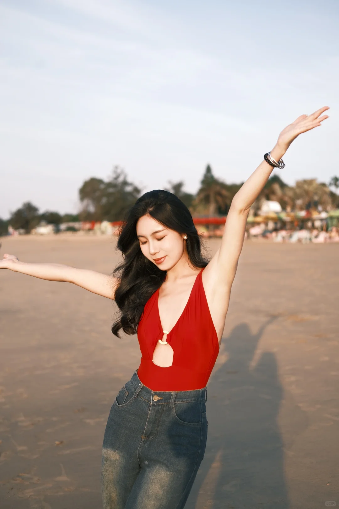 红色泳衣和海边真的绝配🏖️