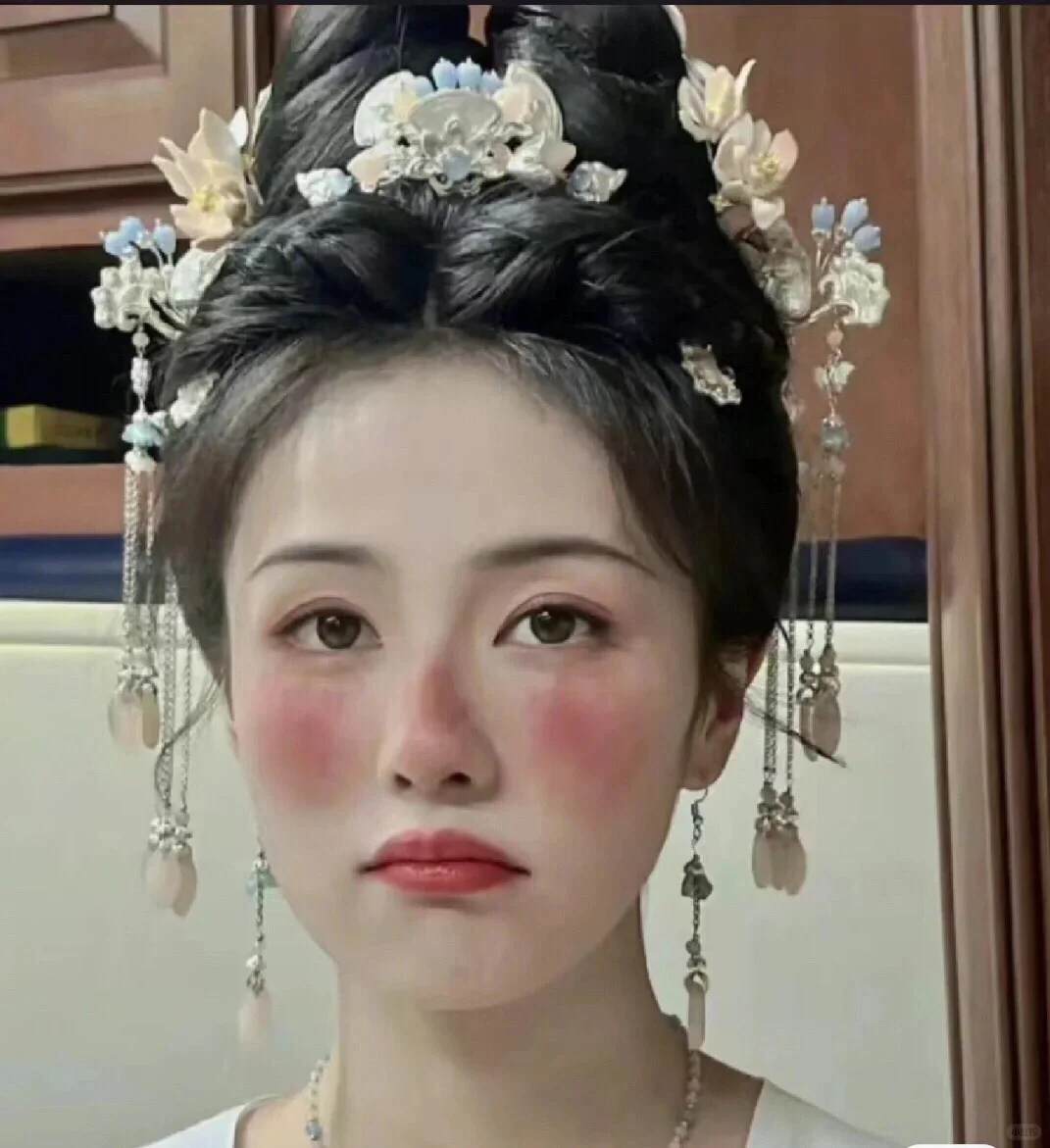 美女再扮丑也是个美女