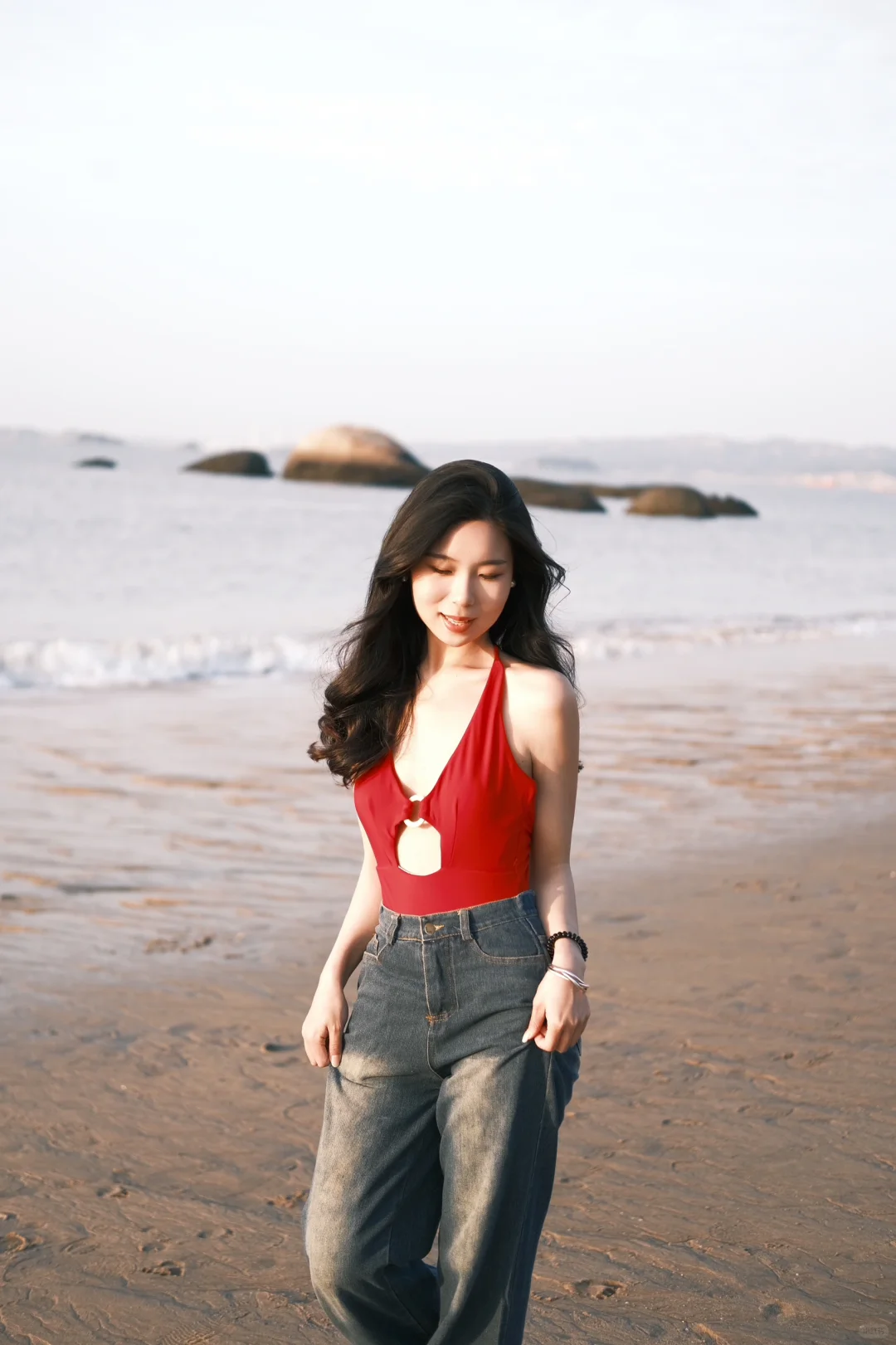 红色泳衣和海边真的绝配🏖️