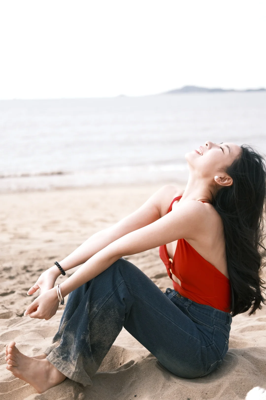 红色泳衣和海边真的绝配🏖️