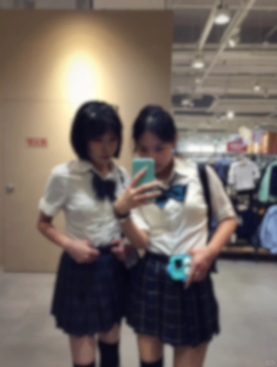 短发和制服
