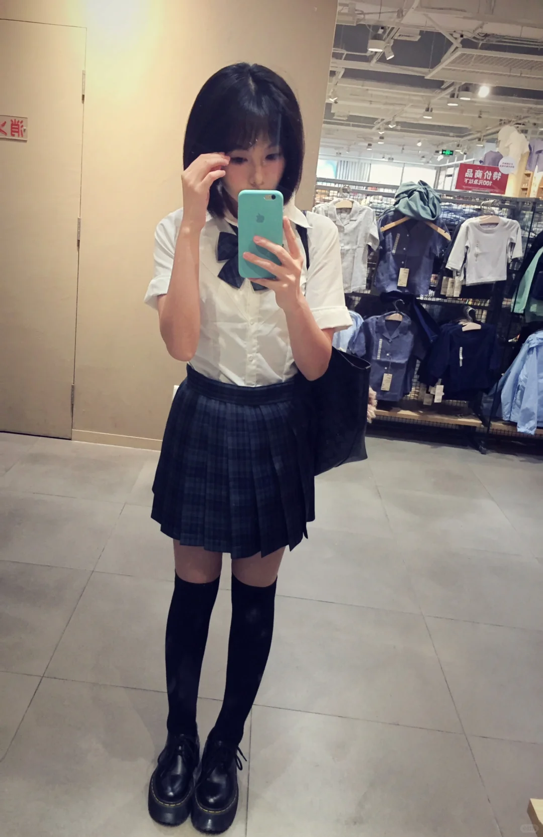 短发和制服
