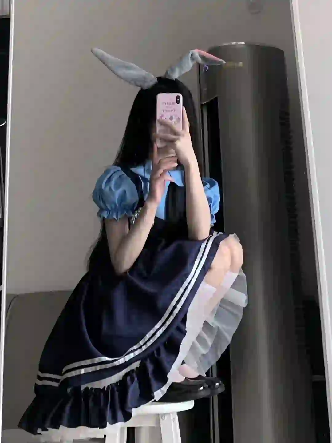 还是老老实实穿黑色的，白色太容易脏了