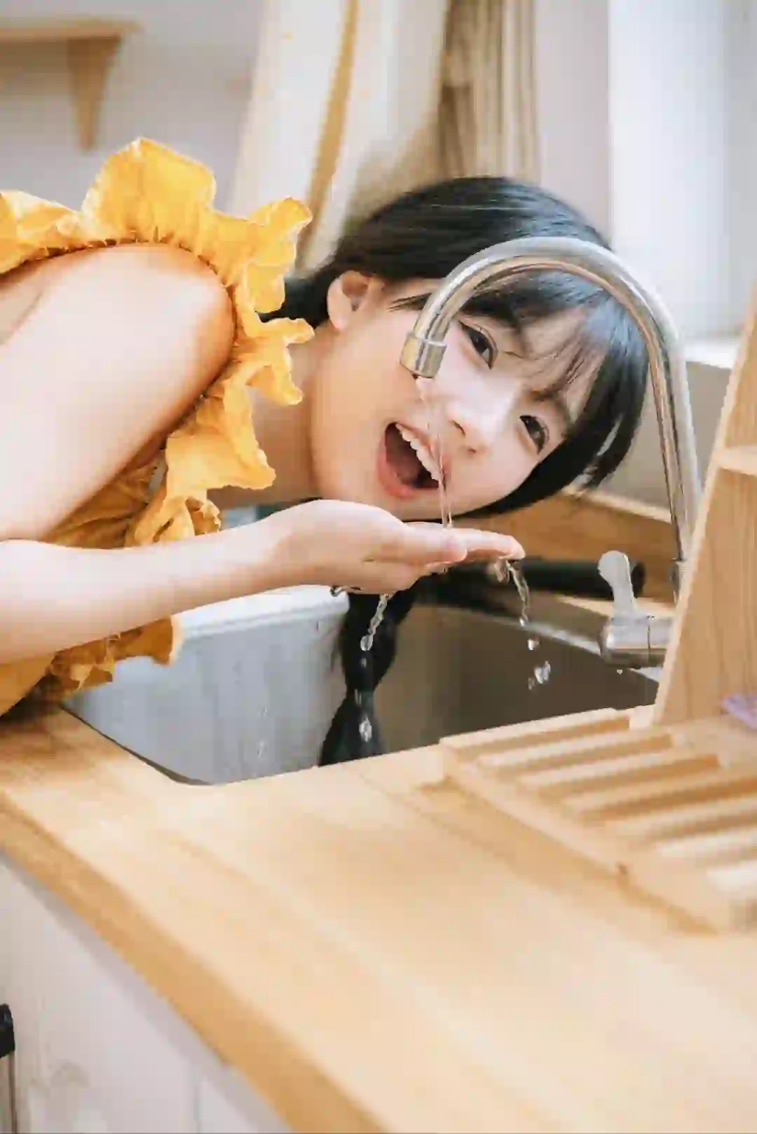 夏日炎炎，西瓜很甜，甜妹更甜