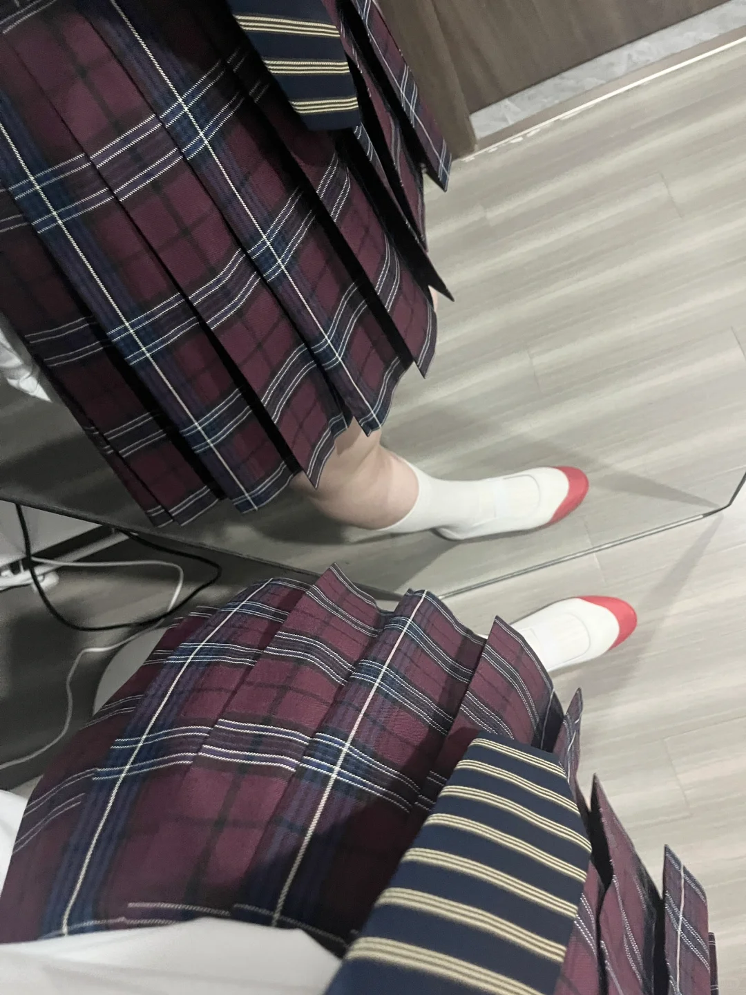 深红色真的太显白了啊啊啊啊谁穿谁知道