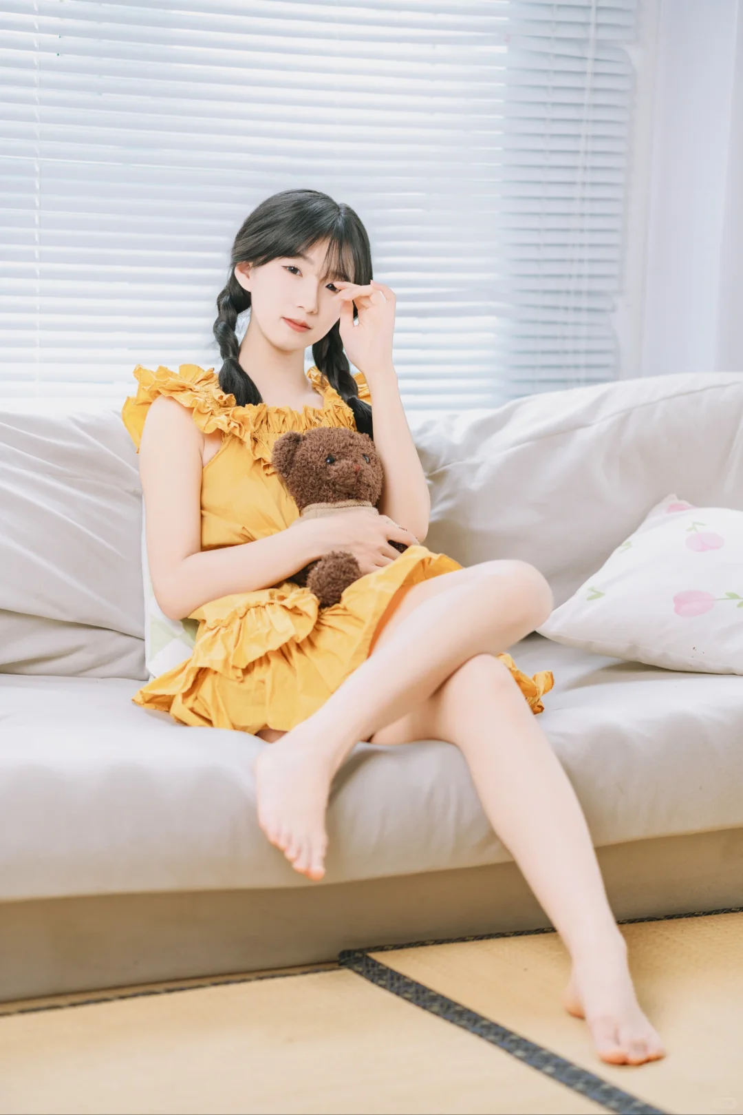 夏日炎炎，西瓜很甜，甜妹更甜