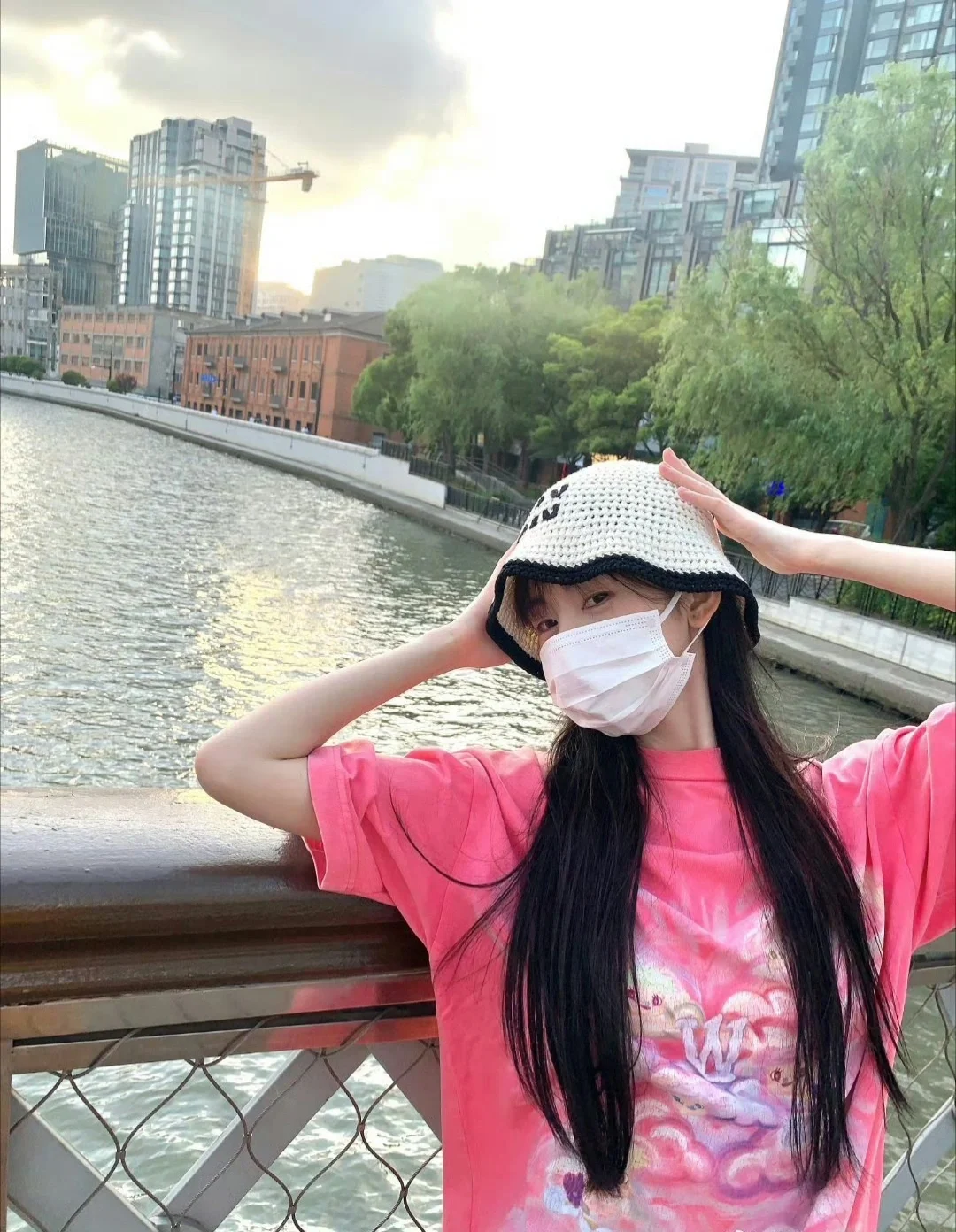 鞠婧祎生活随拍曝光！穿粉上衣秒变软萌甜妹