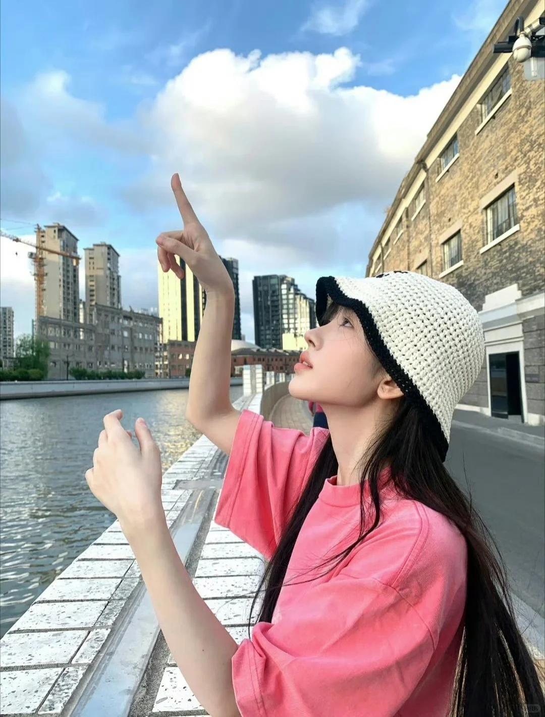 鞠婧祎生活随拍曝光！穿粉上衣秒变软萌甜妹