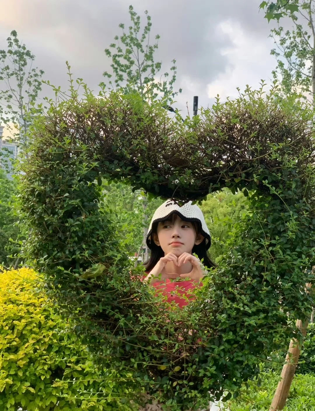 鞠婧祎生活随拍曝光！穿粉上衣秒变软萌甜妹