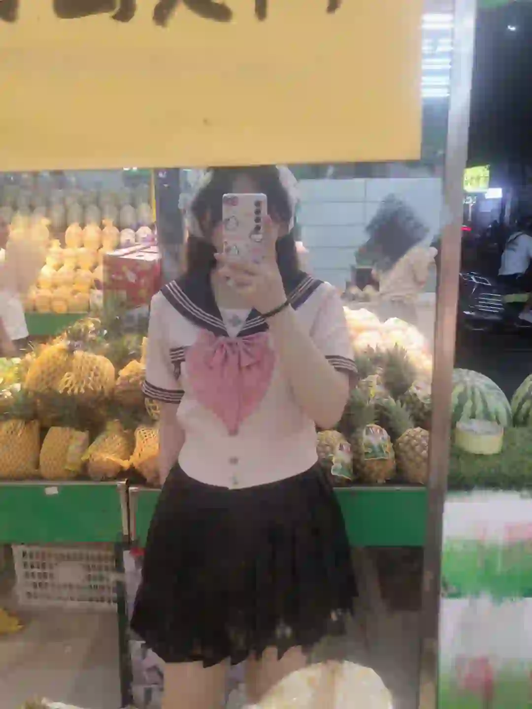 抚蝶女子
