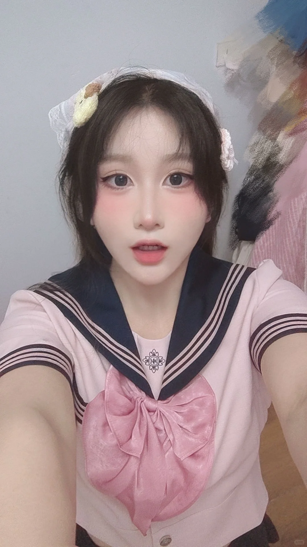 抚蝶女子