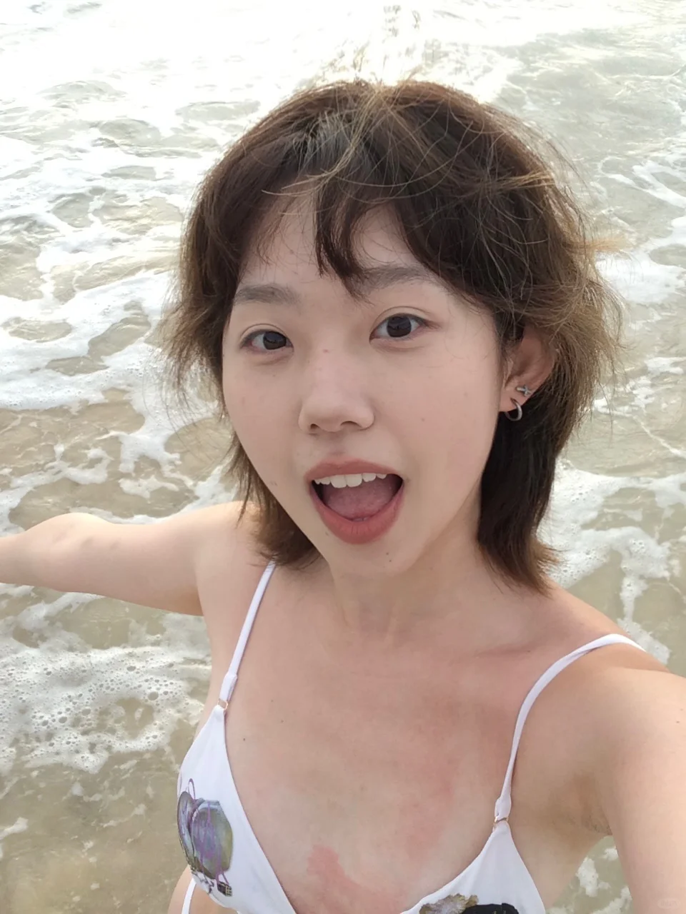 一个快乐的小女孩轻轻地晒伤了:D