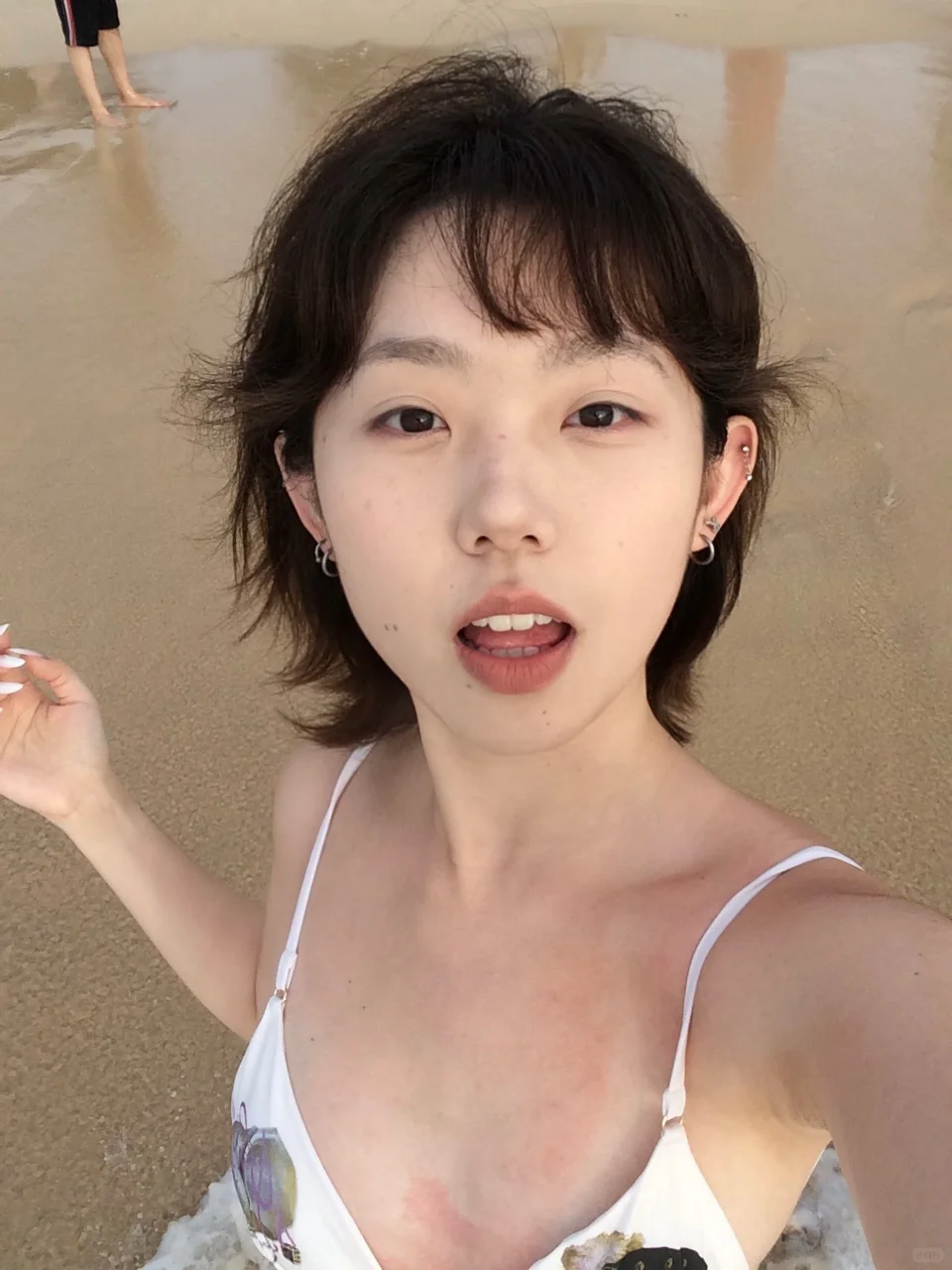 一个快乐的小女孩轻轻地晒伤了:D