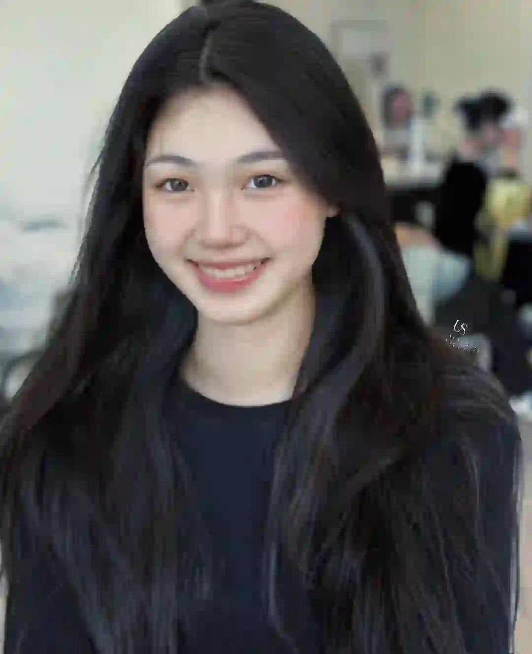 爱笑的甜妹女孩，很适合纯欲系眉毛哦！