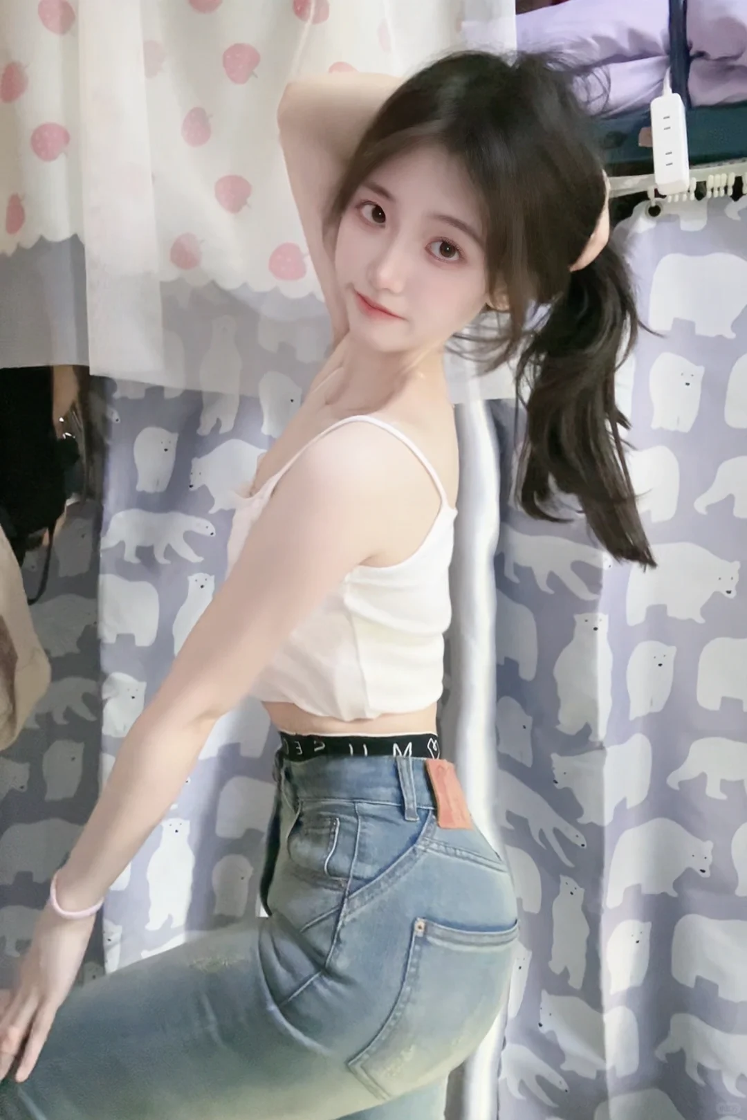 “我的屁股翘到可以顶起一瓶汽水”