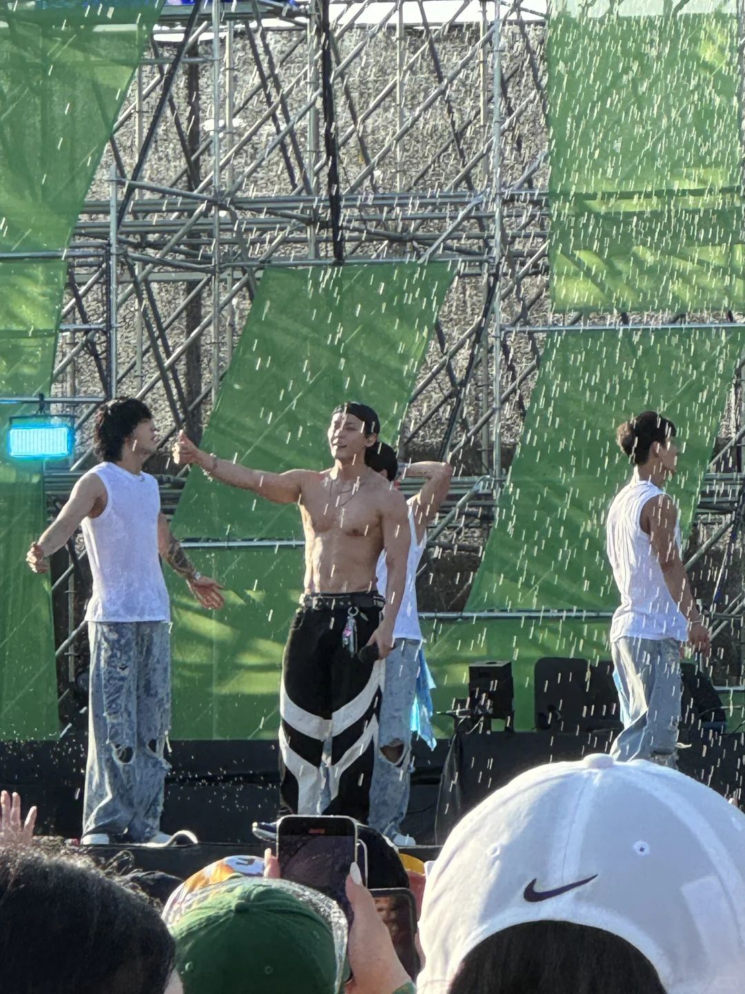 可以穿比基尼的水弹音乐节👙