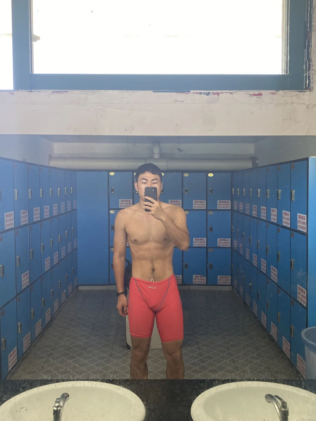 女生游泳应该穿哪种泳衣