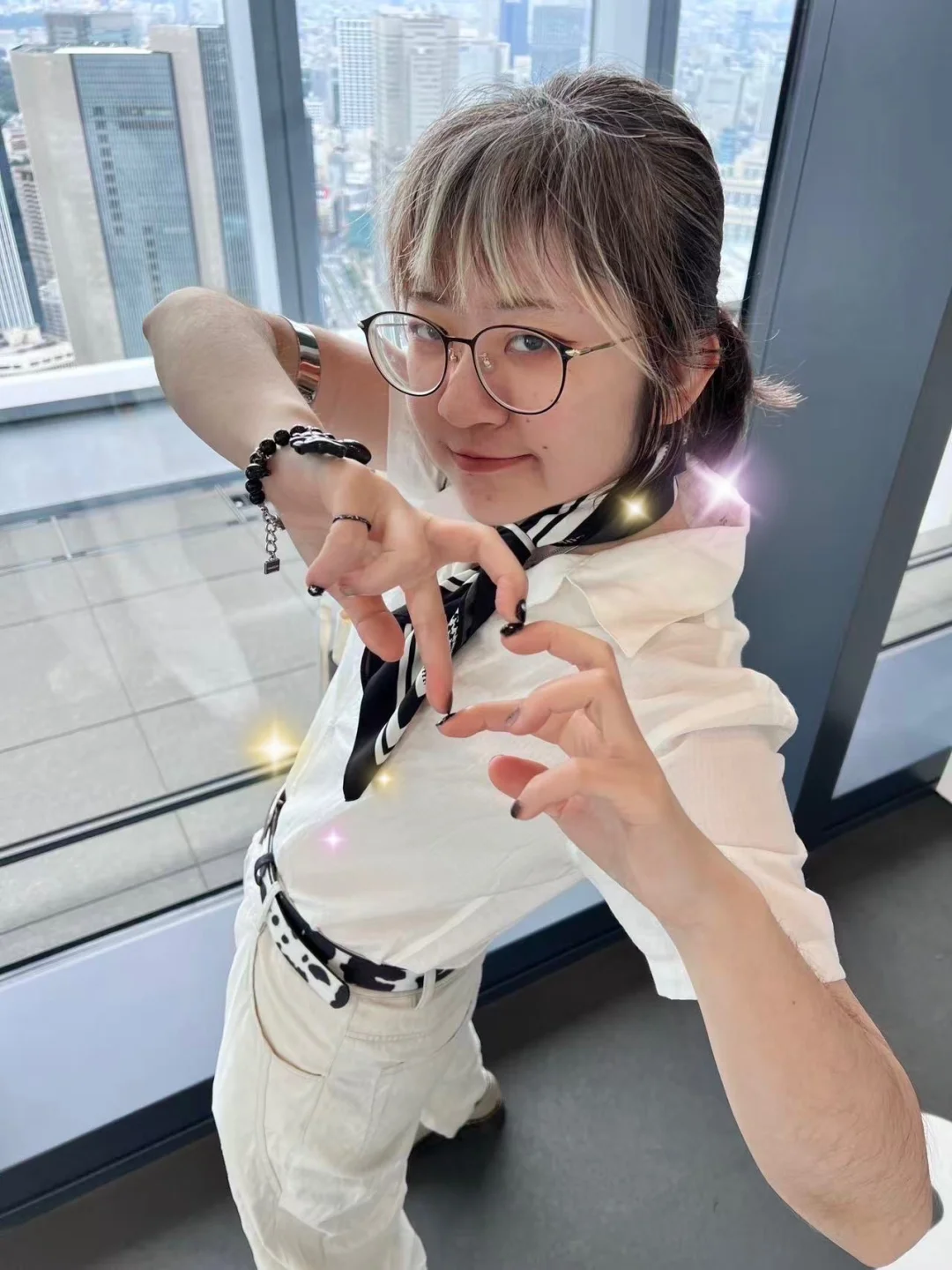 爱拍大透视的抽象女通老小画家