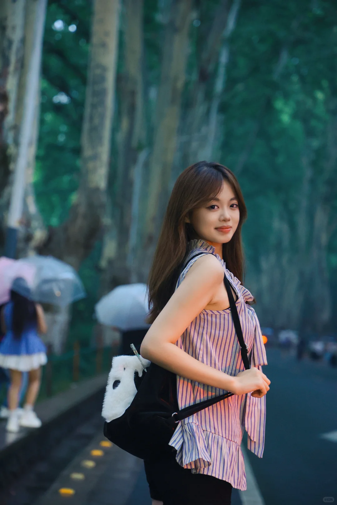 分享一组晚上拍到的甜美女大学生吧🥰🥰