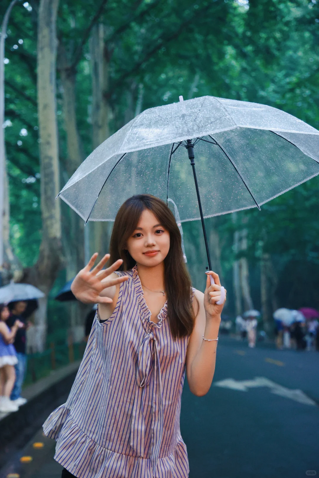 分享一组晚上拍到的甜美女大学生吧🥰🥰