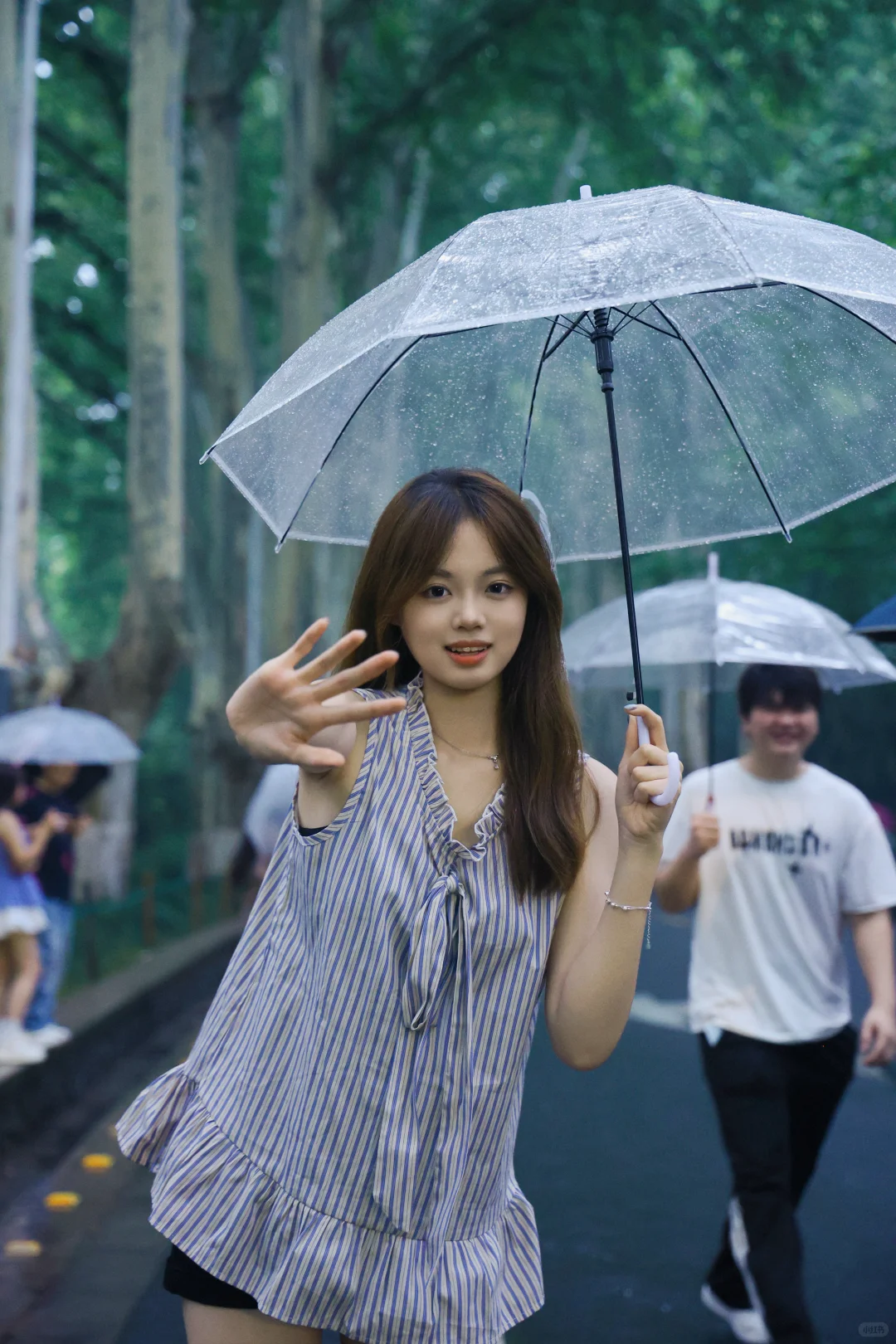 分享一组晚上拍到的甜美女大学生吧🥰🥰