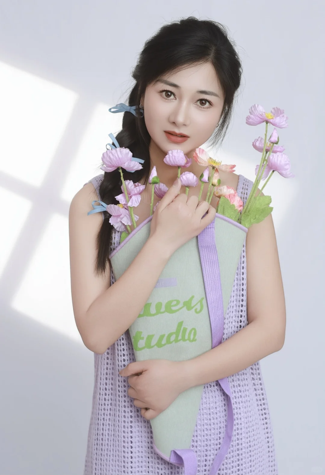 活在自己的热爱里，而非他人的眼光里。