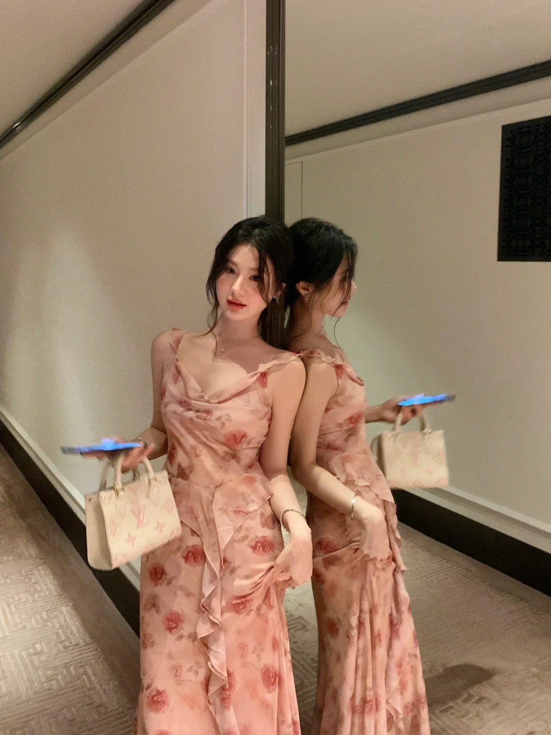 这条玫瑰碎花是懂氛围感的！每一帧都好米！