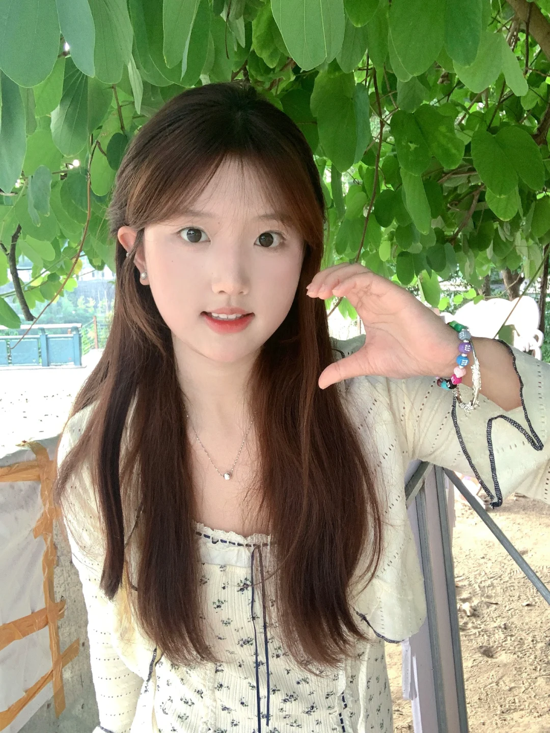 一拍照就脸痛的小女孩