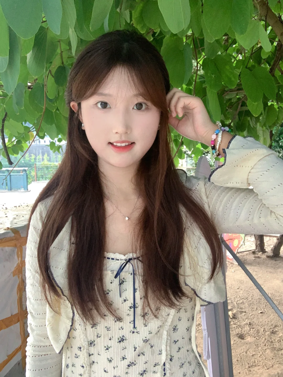 一拍照就脸痛的小女孩
