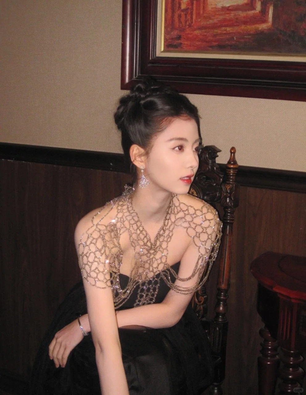 她好像知道自己很美，所以拍的很美
