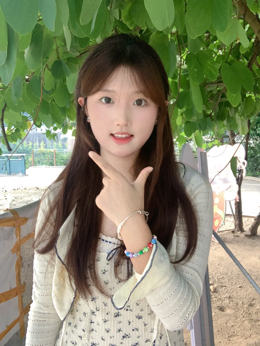 一拍照就脸痛的小女孩