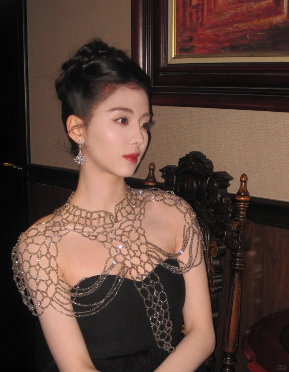 她好像知道自己很美，所以拍的很美