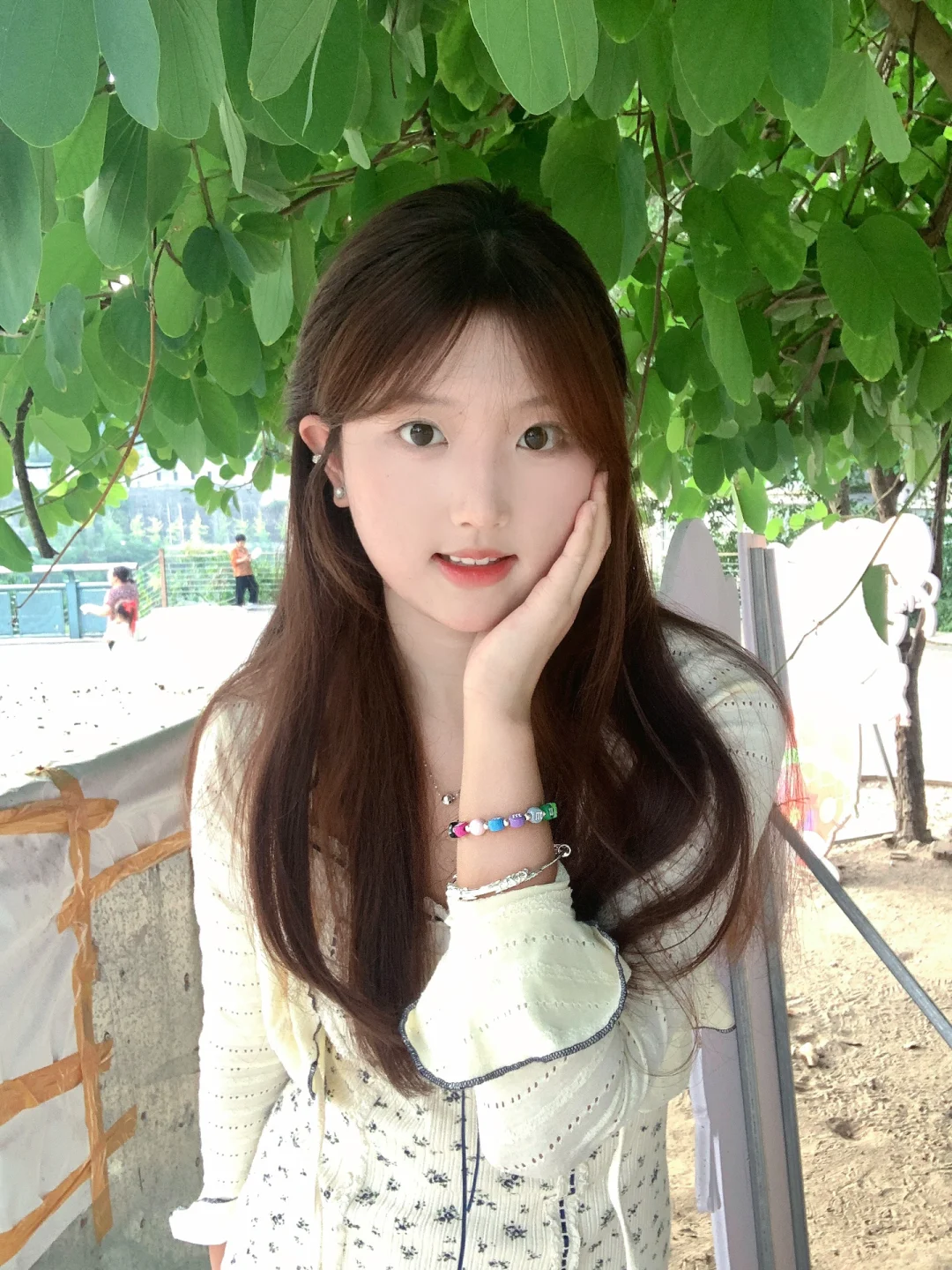 一拍照就脸痛的小女孩