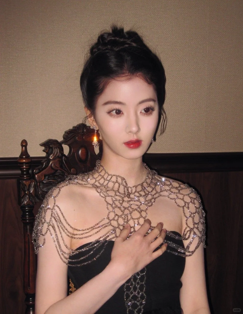 她好像知道自己很美，所以拍的很美