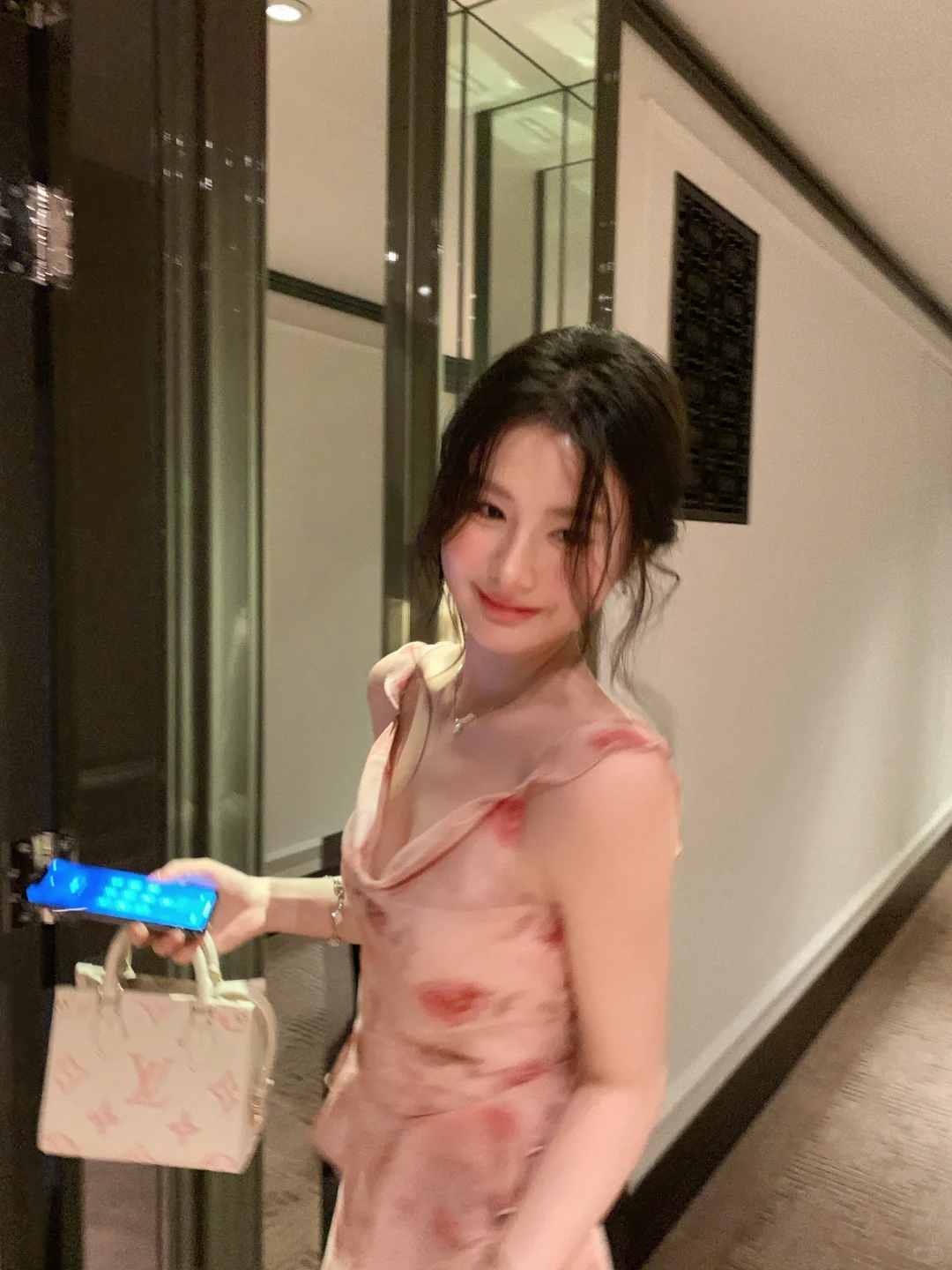 这条玫瑰碎花是懂氛围感的！每一帧都好米！