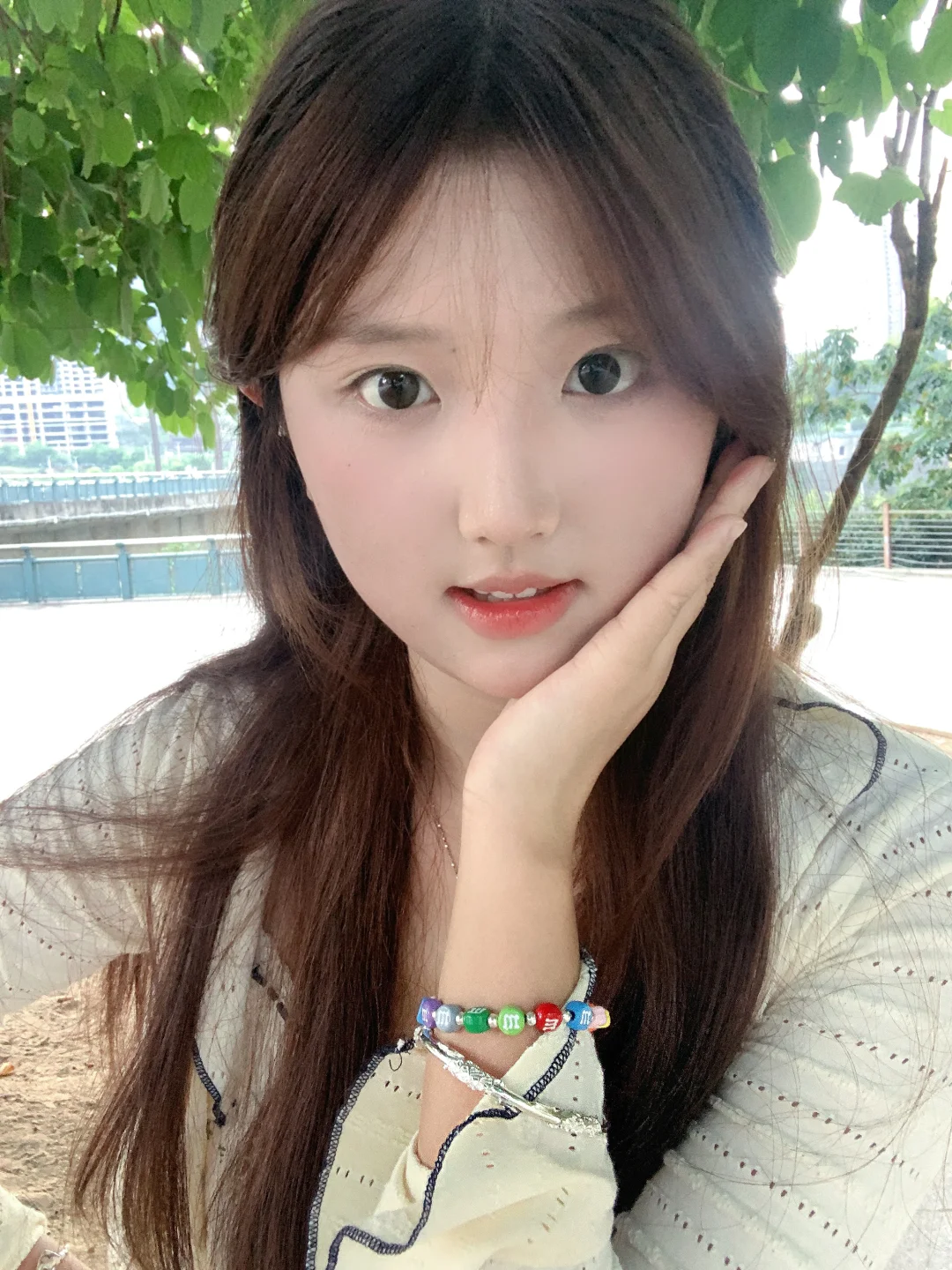 一拍照就脸痛的小女孩