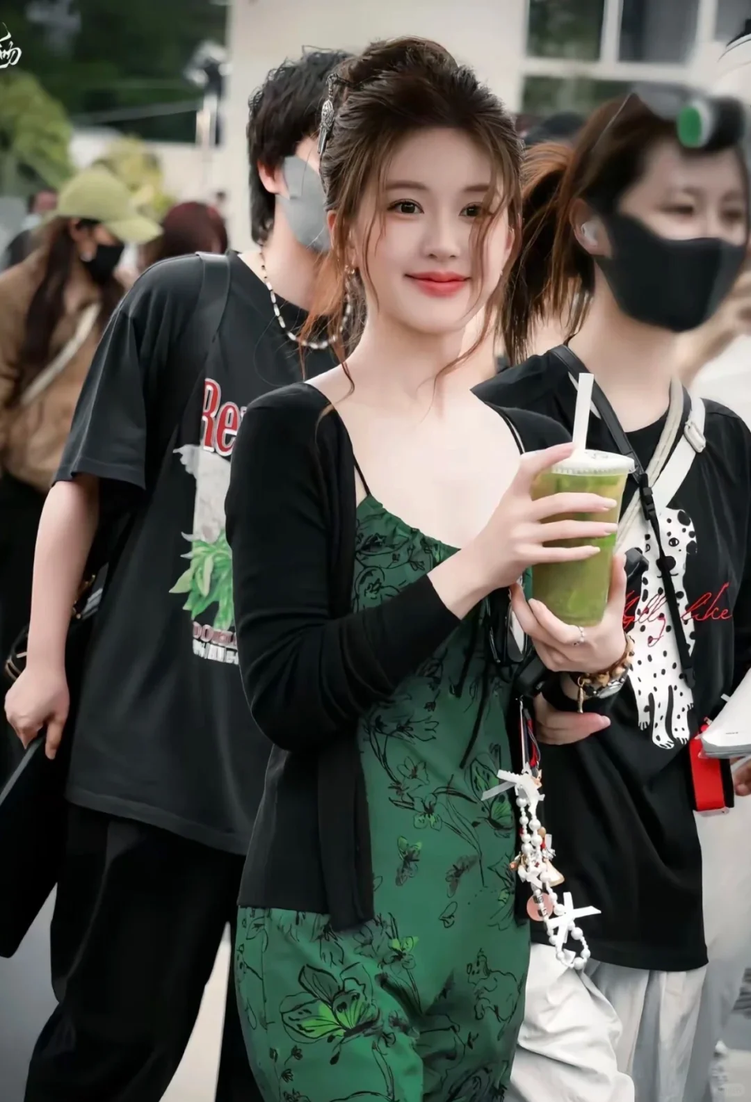 露思夏天穿搭壁纸