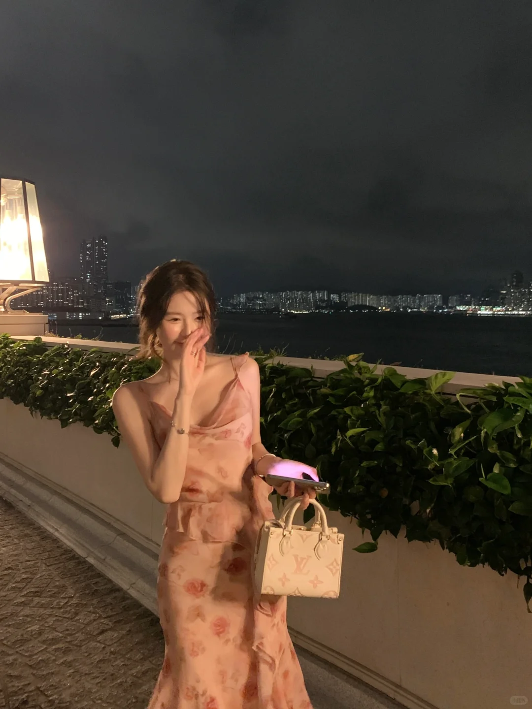 这条玫瑰碎花是懂氛围感的！每一帧都好米！